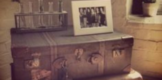 Εννέα κούτες και δύο βαλίτσες