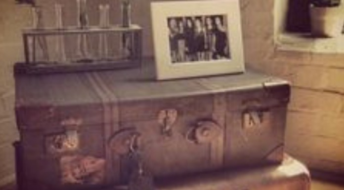 Εννέα κούτες και δύο βαλίτσες