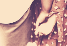 Στο στήθος ανάμεσα