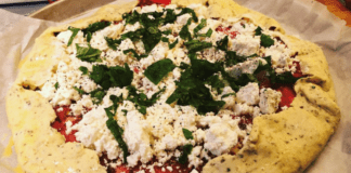 Ανοιξιάτικη ντοματόπιτα με φύλλο μυρωδικών