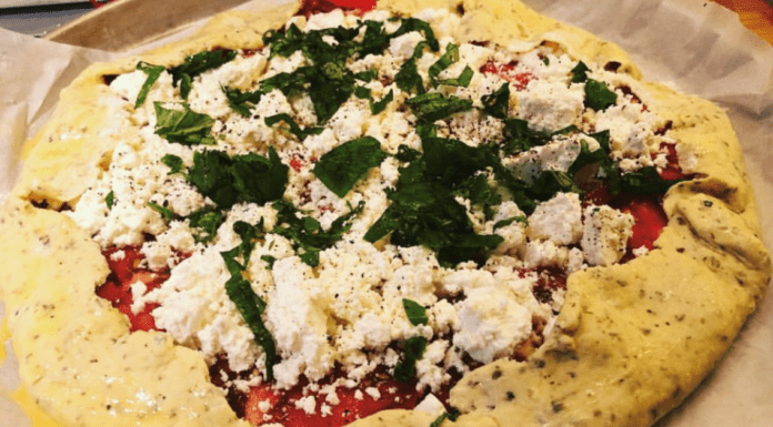 Ανοιξιάτικη ντοματόπιτα με φύλλο μυρωδικών