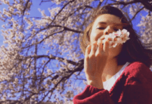 Σ’ αυτούς τους δύσκολους καιρούς, να είσαι σαν την αμυγδαλιά